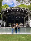 Les trois amies de 25, 21 et 18 ans étaient aux premières loges près de deux heures avant le show de leur star favorite.