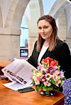 Éléonore est responsable des services protocole et courrier depuis un an.