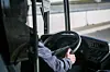 Les trois hommes ont bloqué le passage du bus avant de s'en prendre au chauffeur.