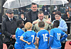 Le Grand-Duc Guillaume a pu rencontrer les jeunes joueurs du club de football de Grevenmacher. (photo Hervé Montaigu)