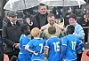 Le Grand-Duc Guillaume a pu rencontrer les jeunes joueurs du club de football de Grevenmacher. (photo Hervé Montaigu)