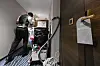 Chaque jour, treize femmes de chambre et trois valets s’occupent du nettoyage des chambres de l’hôtel, réparties sur six étages.
