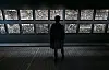 Dans le sous-sol du musée, le graphisme des œuvres de l’artiste belge est mis en valeur dans une ambiance sombre et feutrée.